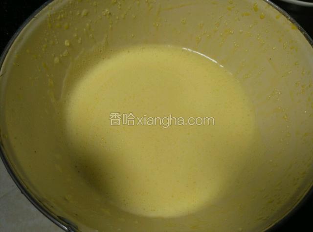 用打蛋器打至乳化。
