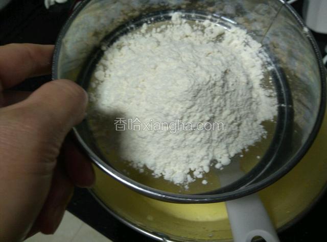 用面粉筛筛入80克低粉，最好一边筛一边翻拌，更容易拌匀，先少量筛入，拌匀了再继续，拌的手法是上下翻拌，而不是打圈圈，否则易把面筋搅起，蛋糕就发不起了。