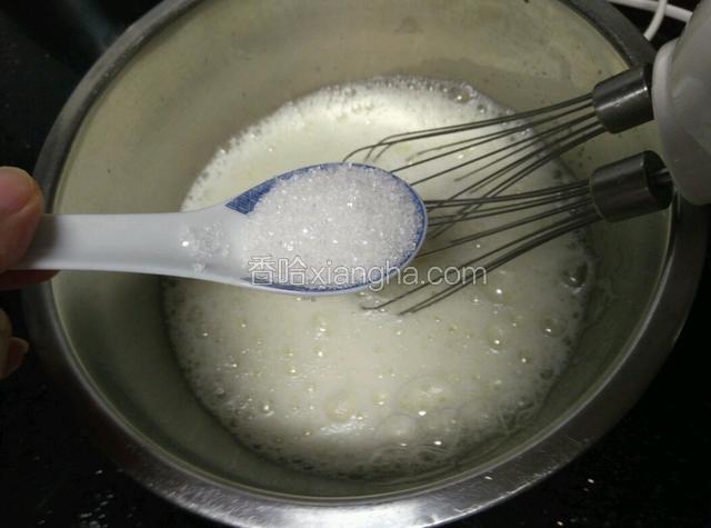 现在开始打蛋白，在蛋白里加入2滴醋或柠檬汁（加了醋可以去除蛋糕的腥味哦），把蛋白用电动打蛋器打至起大泡（没有电动打蛋器用手动的也可以，或者用三根筷子一起搅打，只是这个过程很辛苦，手都会打到发麻，需要15分钟以上），加入25克糖继续打（这个用调羹舀一勺冒尖的就差不多25克，不需要过称）。