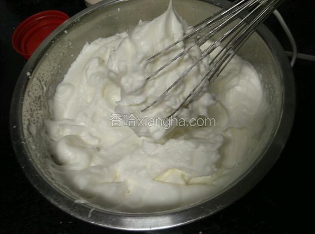 打至打蛋器提起有小山尖，蛋盆倒过来盆里的蛋白泡沫不会掉下来了就可以了。