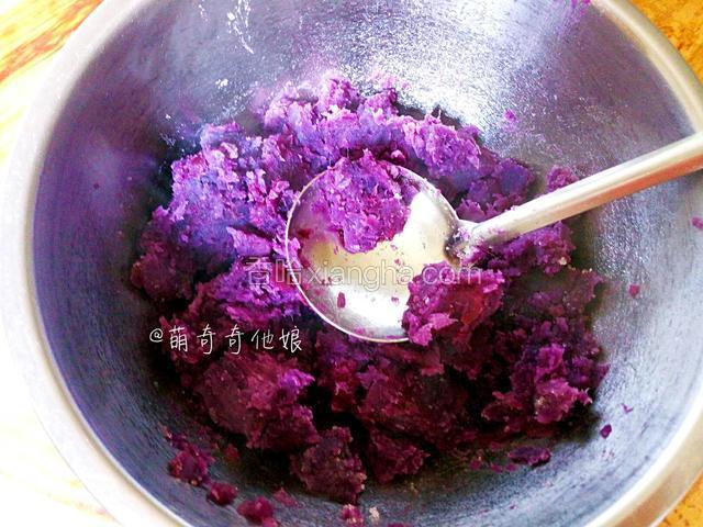 用勺背或压泥器压成泥。
