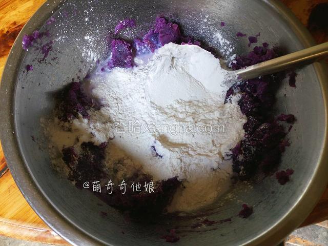 加入糯米粉和牛奶。


牛奶和淡奶油可以互换，用淡奶油奶香更浓郁。