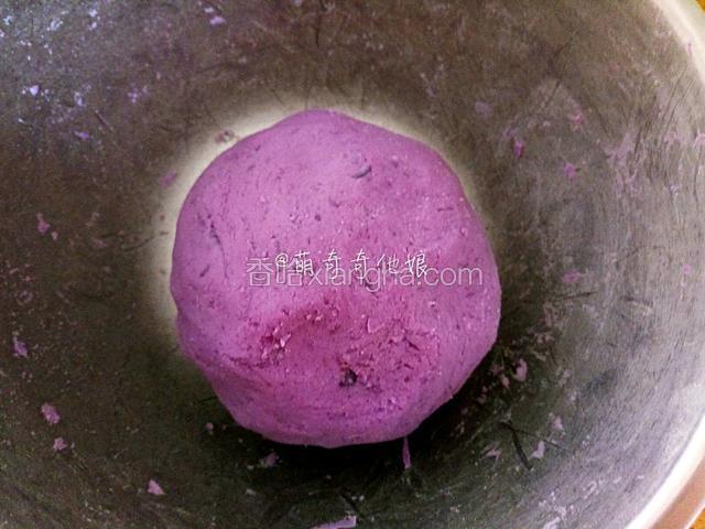 用勺子搅匀后用手揉成团。