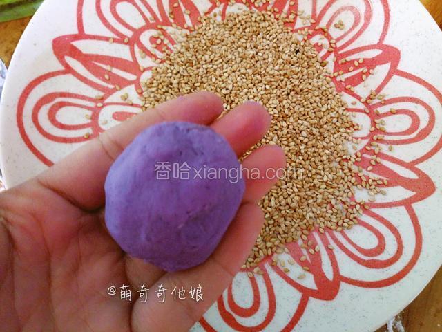 称重成32g左右的小面团，搓圆。