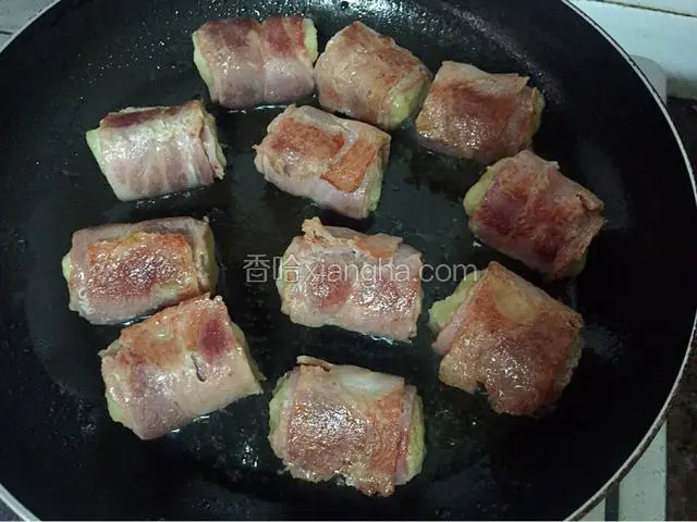 翻面继续小火煎至，几面都要煎至金黄色即装盘食用