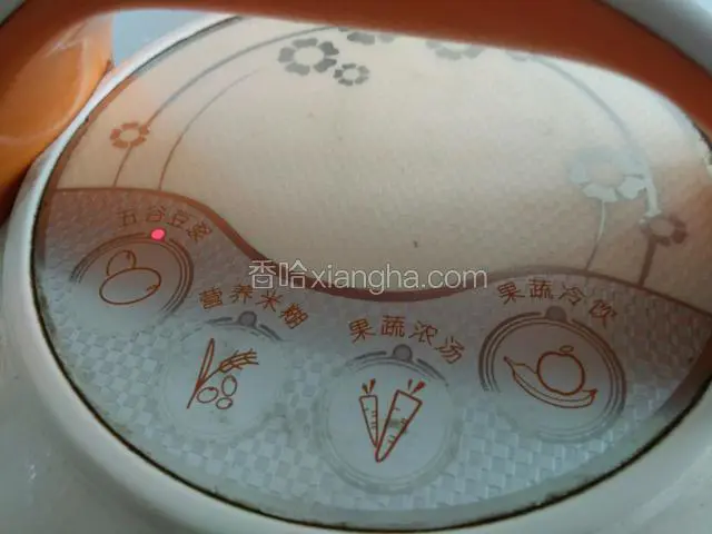 把泡好的黄豆、花生和洗净红枣核桃倒入豆浆机中加适量水，选择五谷豆浆键，大概20多分钟即可