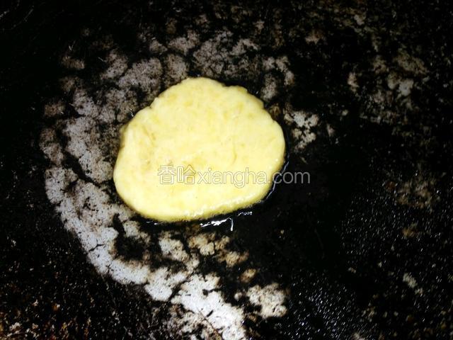 锅中抹一层油，开小火，用小勺子舀一匙步骤6，放在锅中，按平 尽量弄圆些。