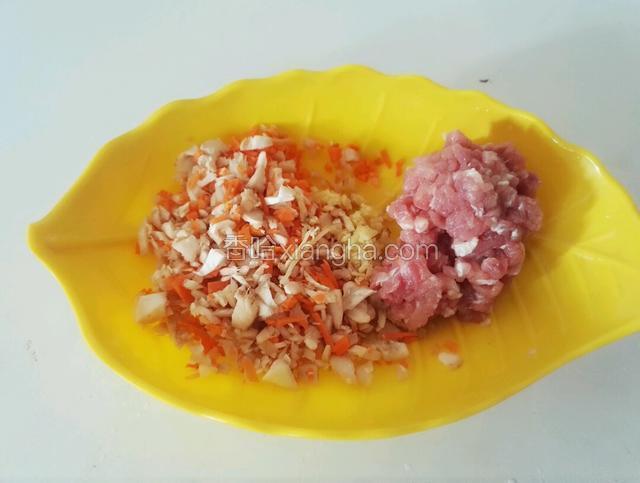 瘦肉洗净剁碎和香菇，姜，胡萝卜放在一起，调入适量盐，鸡精，生抽，白醋，白糖和胡椒粉滴入少许食用油均匀搅拌