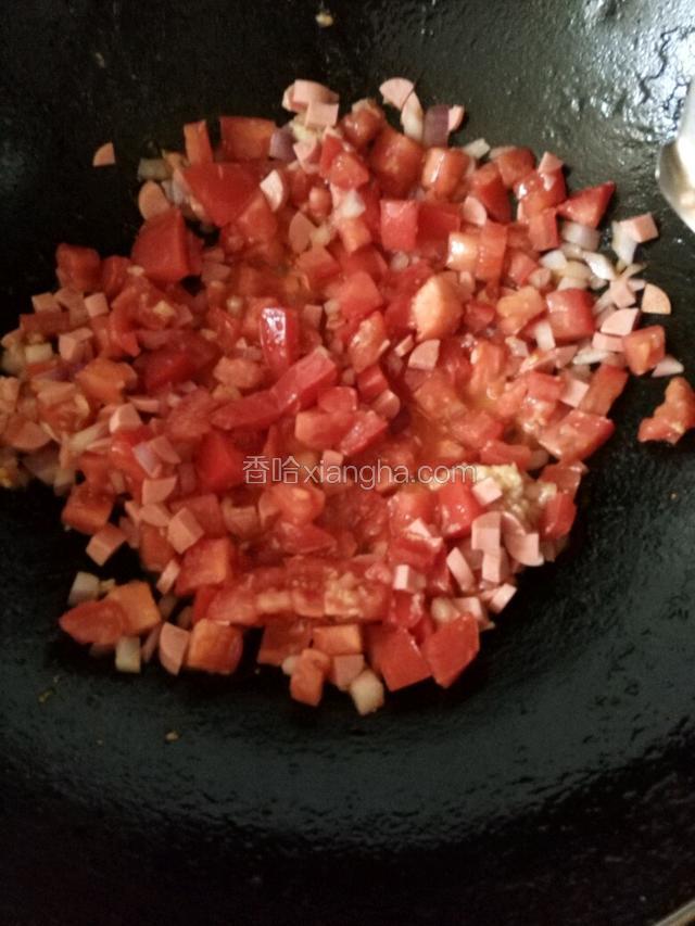 锅子倒入适量油。放入蒜泥炸香。把切好丁的主料同时下入锅中翻炒。