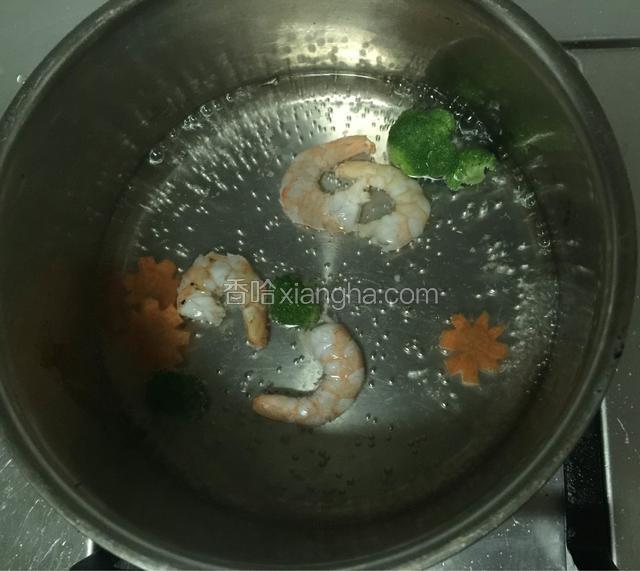 炒锅烧开水，把配菜焯熟。