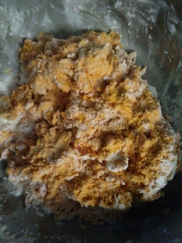 南瓜凉却后倒入糯米粉，白糖搅拌均匀