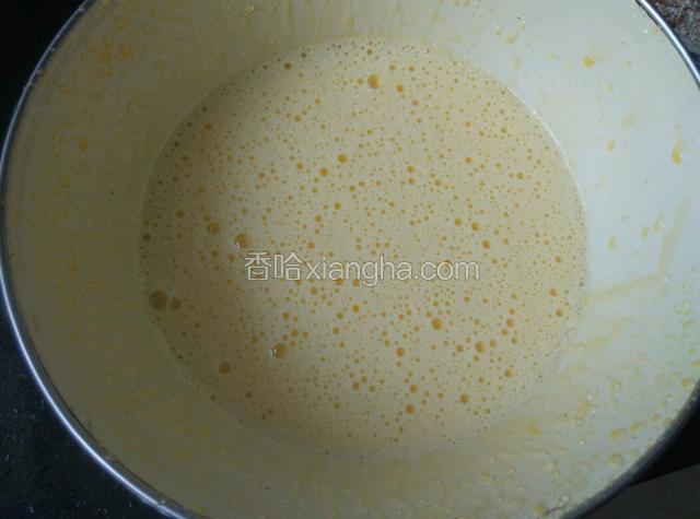 用打蛋器把蛋黄打至乳化，看起来有丰富的泡沫就可以了。