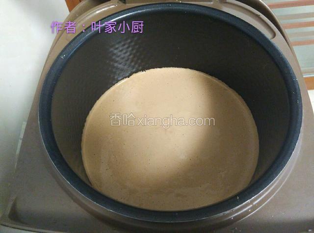 把锅放入电饭煲。