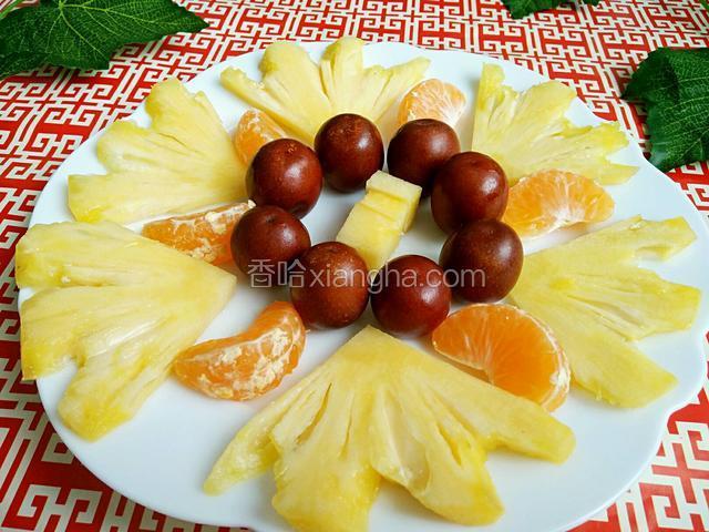 洗几颗新鲜的红枣沥水后为一圈，像图中