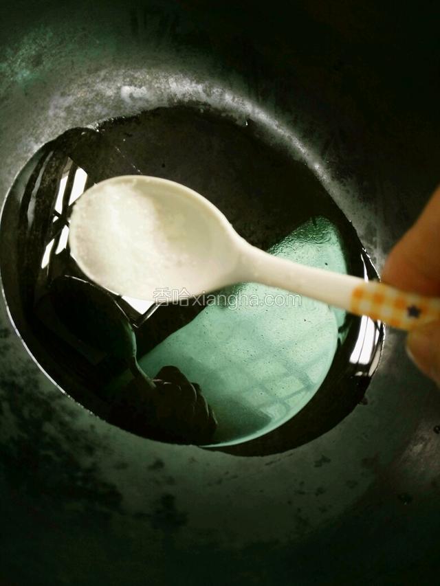 锅里热油，放入半勺白糖
