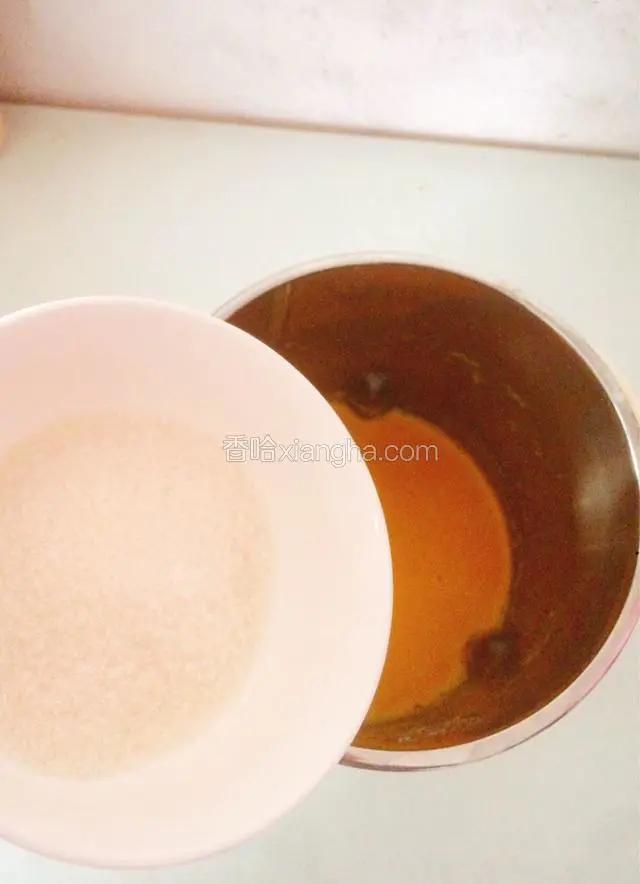 加适量的白糖拌匀调味