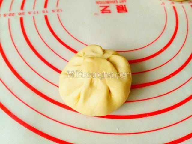 像包 包子一样手法，包好，包不好馅，一会烤会爆浆的。一定要捏好它，