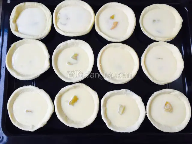 把过滤好的蛋挞液倒在挞皮里，每个倒七八分满就可以了，如果倒太多烤的时候会溢出来。
