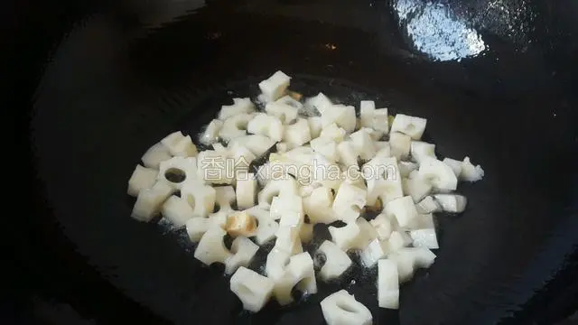 随后放入藕丁！