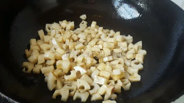 倒入味极鲜继续翻炒！加入少许水！