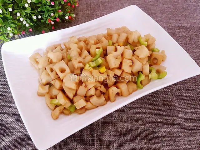 关火！装盘即可！美美的藕丁做好啦！