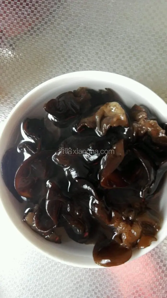 黑木耳温水泡发，洗净备用。