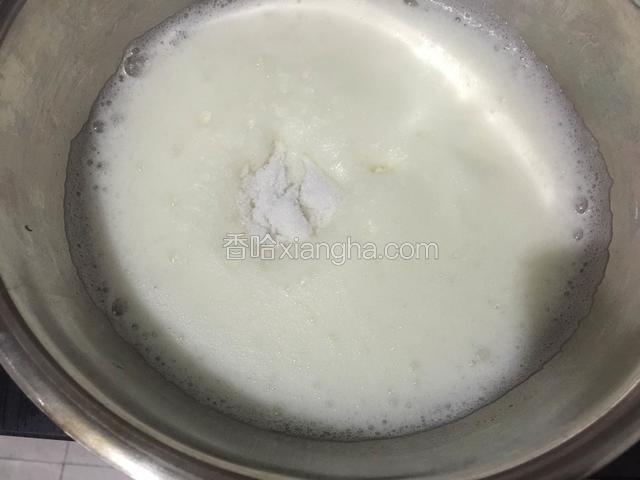 在蛋白里滴人数滴柠檬汁，用电动打蛋器打到蛋白出现小气泡，加入20克的白糖。