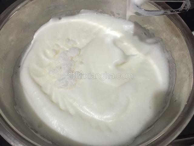 继续打发至蛋白开始变浓稠，加入20克的白糖。