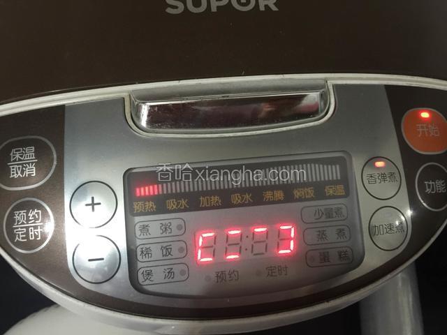 蛋白打发了，电饭煲就可以开始预热了。（要把内胆放进去预热）
