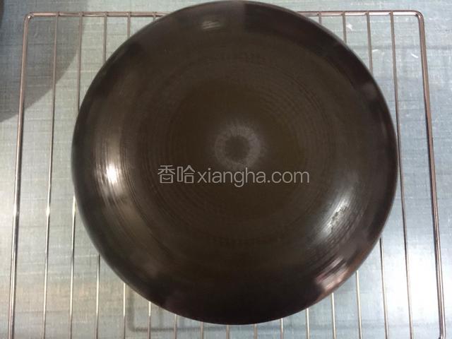 把内胆取出倒扣在烤网上晾凉，用扣一下就脱模了。