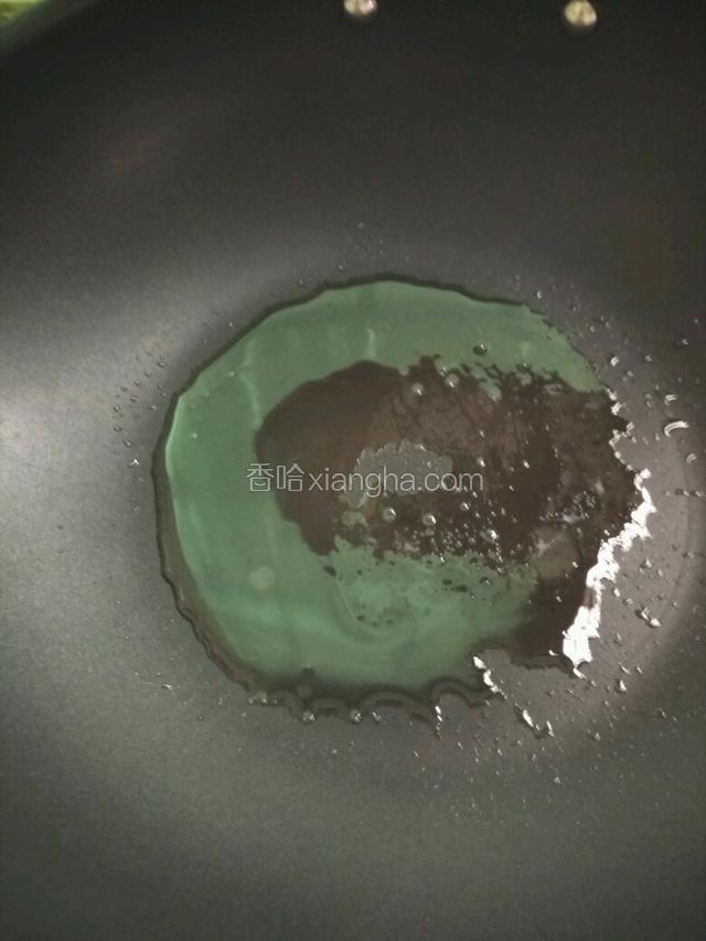 热锅放油不需要很多