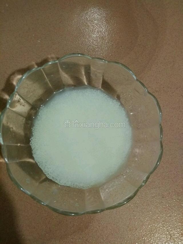 酵母用温水化开，温水大概35℃左右以不烫手为好