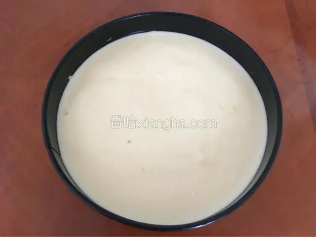 把蛋糕糊倒入模具里，轻震几下，然后拿根牙签在蛋糕上面写个Z字，为的是让气泡出来透气。烤箱要提前预热十分钟。