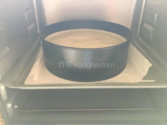 放进提前预热的烤箱里，中层，上下管130度40分钟，火候要根据各家的烤箱而定。
