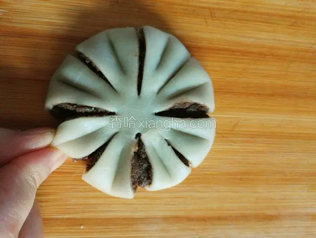 每个花瓣两端捏在一起