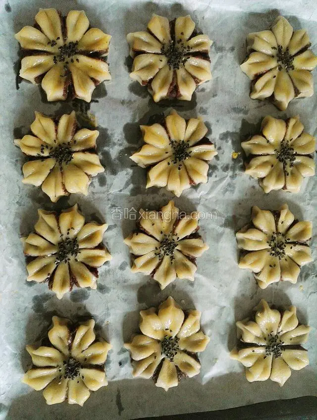 点缀上黑芝麻做花心