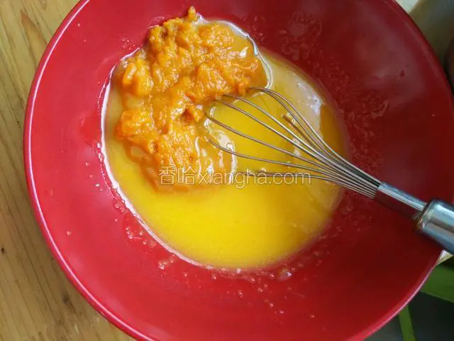 然后加入油拌匀乳化，再加入南瓜泥拌匀。