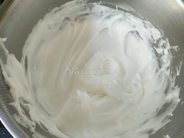 转中速打发到干性发泡，有直立的，小尖角即可。
