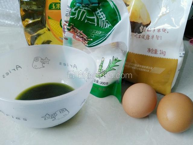 准备好各种食材，菠菜汁打碎过滤出汁。