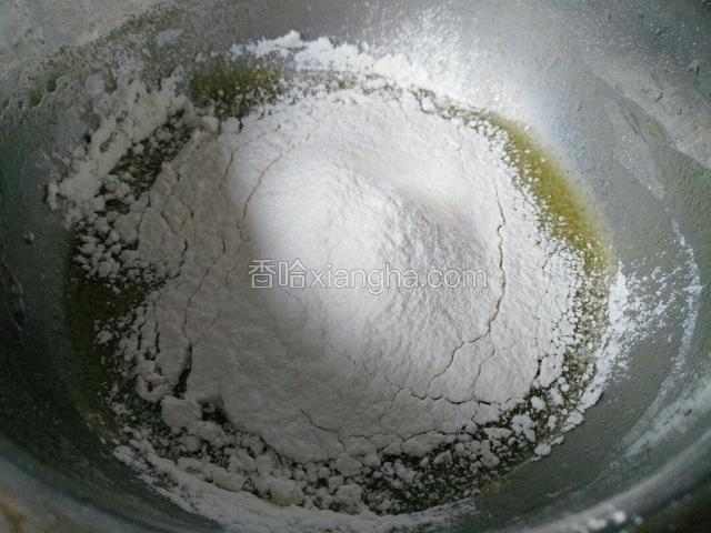 之后筛入低筋粉50克，分两次筛入，第一次筛入拌匀之后筛入第二次翻拌均匀，