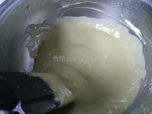 拌匀的蛋黄糊。