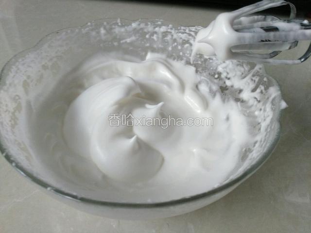 打至蛋白霜出尖勾状，停止打发。