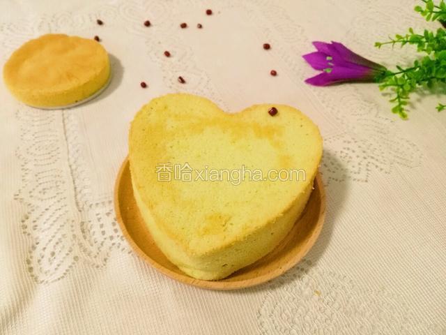 脱模还好没沾，非常松软的小六蛋糕。