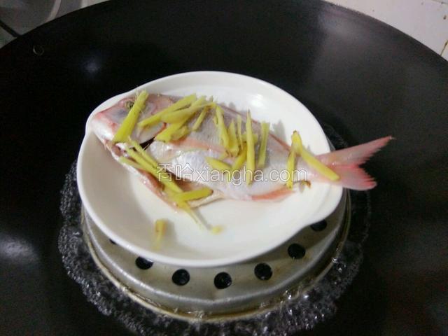 锅里水开，再放鱼下去