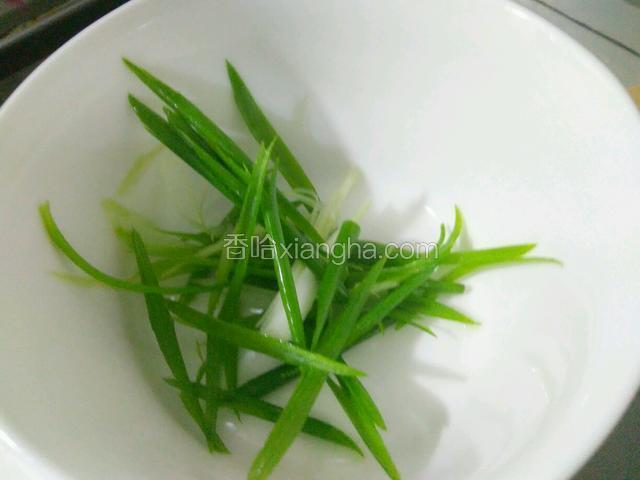 蒸鱼时准备葱切丝，