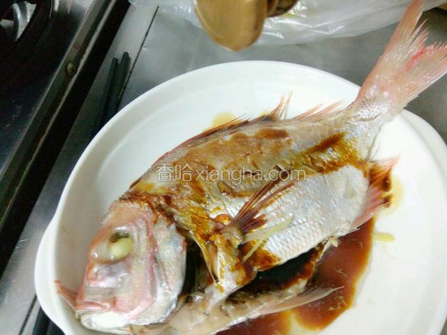 淋下适量的酱油
