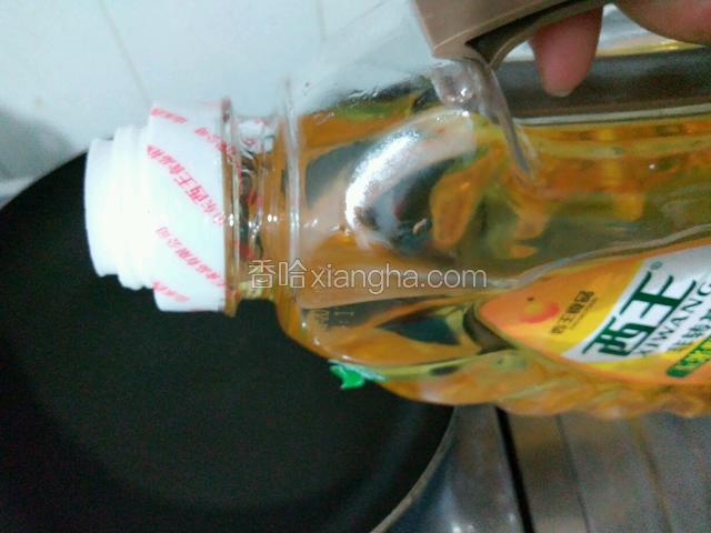 另外锅烧干下适量的油烧热，