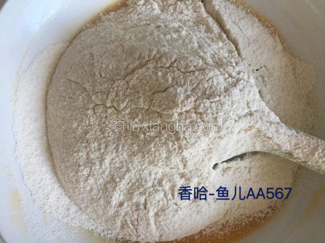 筛入低粉拌匀。
