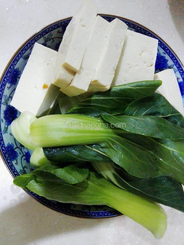 豆腐切成片，青菜洗干净