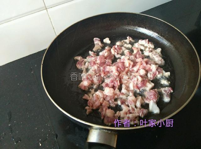 油锅烧热，下入肉丁翻炒。